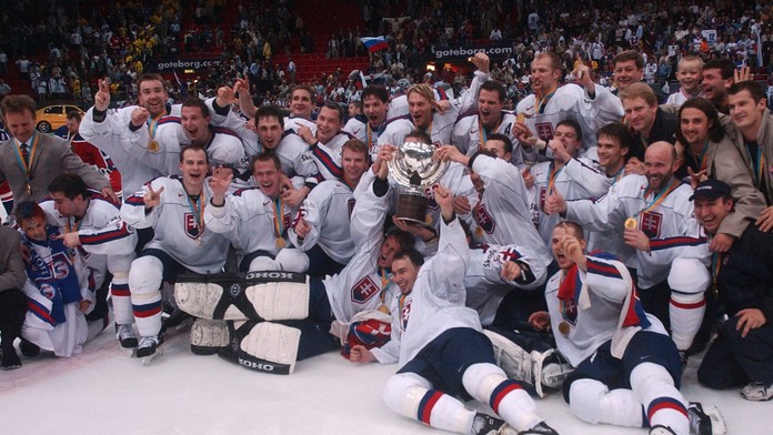 Na archívnej snímke z roku 2002 slovenskí hokejisti s trofejou pre majstra sveta.