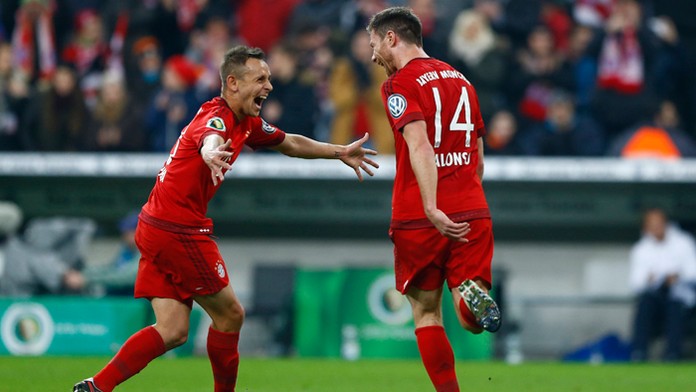 Hráč Bayernu Mníchov Xabi Alonso (vpravo) oslavuje so spoluhráčom Rafinhom gól.