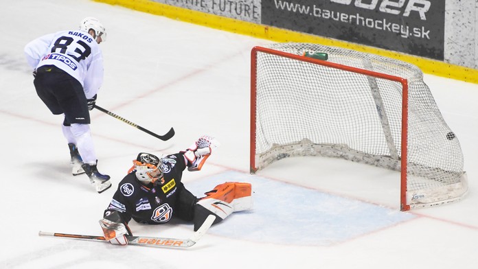 Martin Bakoš strieľa víťazný gól Spišskej Novej Vsi v nájazdoch