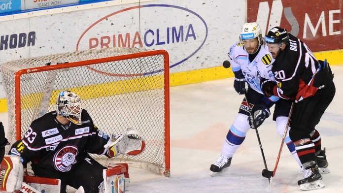 Súboj Nitrana Juraja Štefanku (v modrom) proti Jasonovi Bastovi z Banskej Bystrice v prvom finálovom dueli play-off Tipsport lig