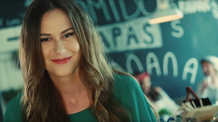 Anička Rakovská vo videoklipe k skladbe Ešte viac