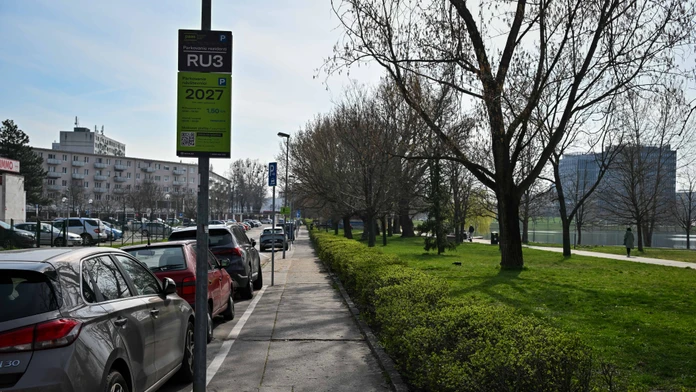 V Bratislave sa uvoľnili parkovacie miesta. Má to však háčik, vodiči zaplatia stovky eur