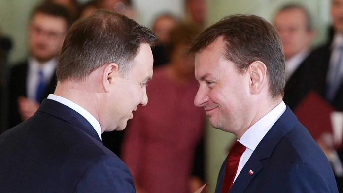 Prezident Andrzej Duda (vľavo) gratuluje novému ministrovi vnútra Mariuszovi Blaszczakovi. 