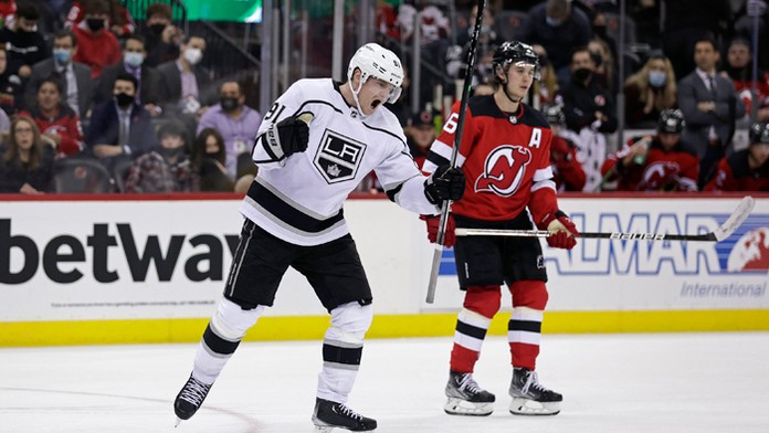 Švédsky hokejista Carl Grundström (vľavo) z Los Angeles Kings sa teší po strelení víťazného gólu.
