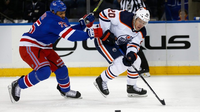 Ryan Reaves a Slater Koekkoek v súboji o puk.