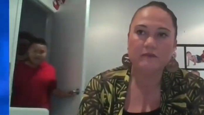 Syn novozélandskej ministerky narušil rozhovor.