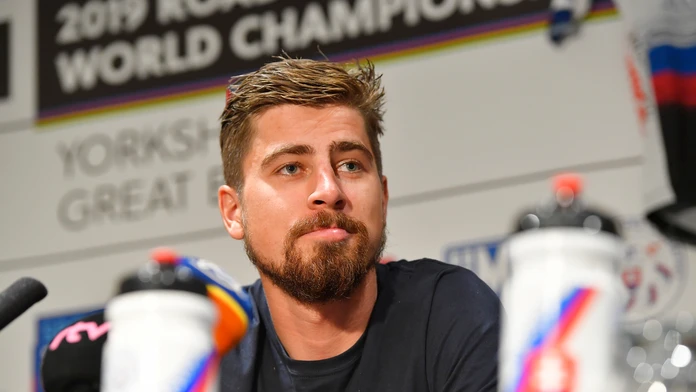 Martin Dúbravka sa snaží vyboxovať loptu po centri súpera.