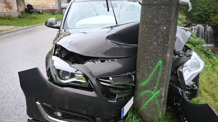 Zničené auto po náraze opitého vodiča do stĺpa v Handlovej.
