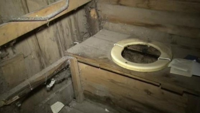 Novorodenec skončil v latríne