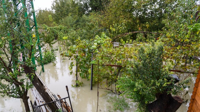 Na snímke zaplavené záhradky riekou Morava na Kremeľskej ceste medzi Devínom a Devínskom Novou Vsou v Bratislave.