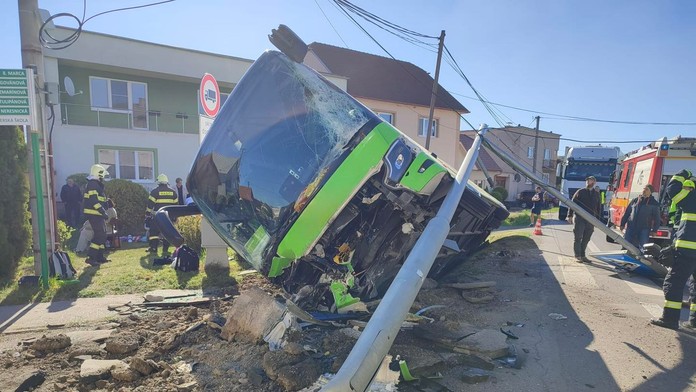FOTO: Dopravná nehoda autobusu pri Zvolene. Zasahujú všetky záchranné zložky, privolali aj vrtuľník