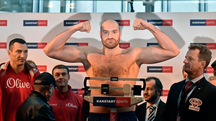 Tyson Fury sa váži pred zápasom s Kličkom.
