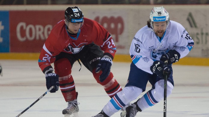 Tomáš Zigo (Banská Bystrica) a Eric Meland (Nitra) v zápase Tipsport ligy medzi HC'05 iClinic Banská Bystrica - HK Nitra.