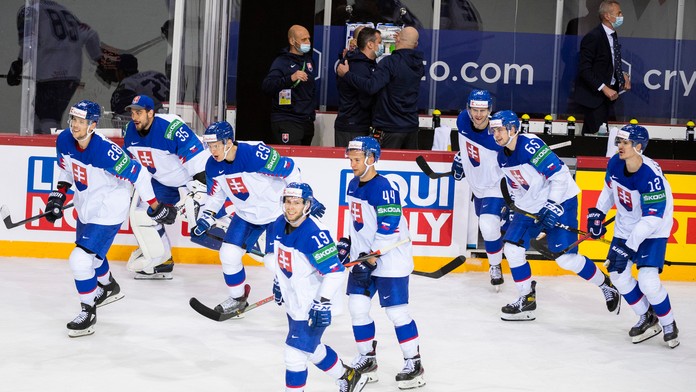 Na snímke slovenskí hokejisti