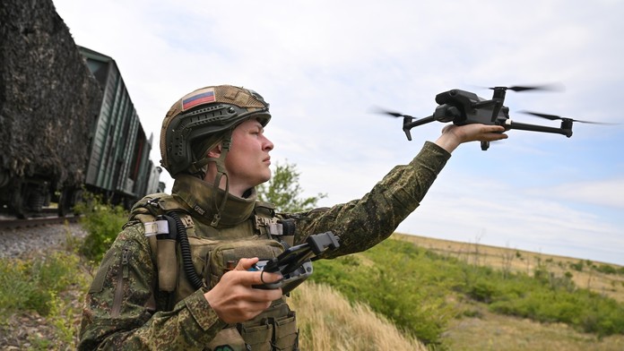 Ruský vojak vypúšťa dron počas bojového výcviku.