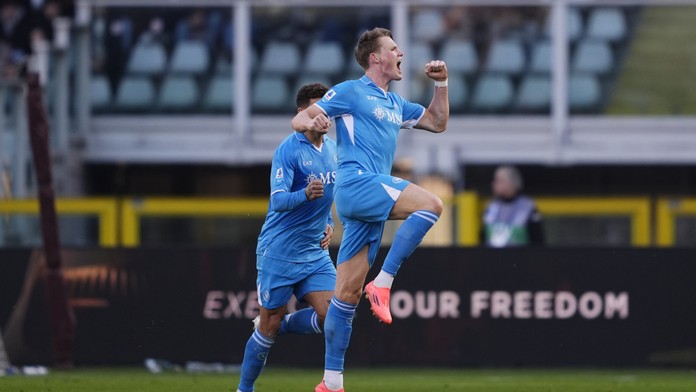 Lobotkovci kraľujú Taliansku, Neapol takmer nedostáva góly. Vo Florencii po kolapse hráča nedohrali