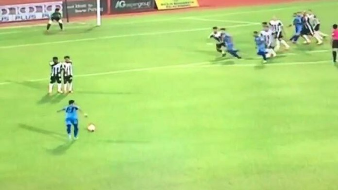 Mohd Faiz Subri získal ocenenie Puskas Award za najkrajší gól roka.