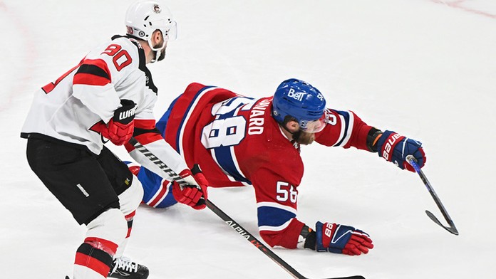 Slovenský hokejista v drese New Jersey Devils Tomáš Tatar (vľavo) a hráč Montrealu Canadiens David Savard.