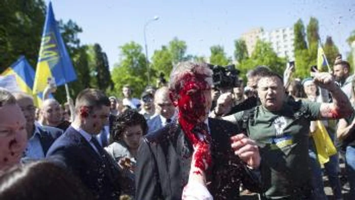 Takto si oslavu Dňa víťazstva nepredstavoval. Ruského veľvyslanca obliali na cintoríne červenou farbou