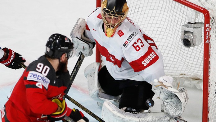 Vpravo švajčiarsky brankár Leonardo Genoni a kanadský hráč Ryan O'Reilly.