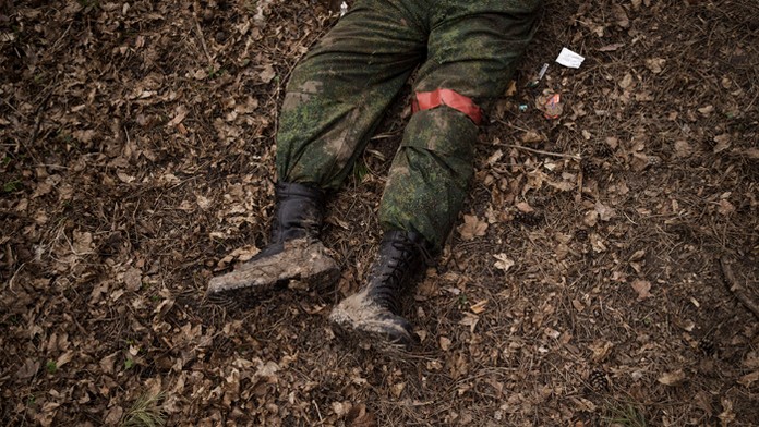 Telo ruského vojaka leží v lese v ukrajinskom meste Trosťanec.