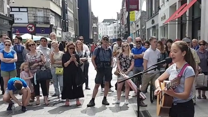 Len 11-ročné dievča začalo spievať v meste, takmer všetci skameneli