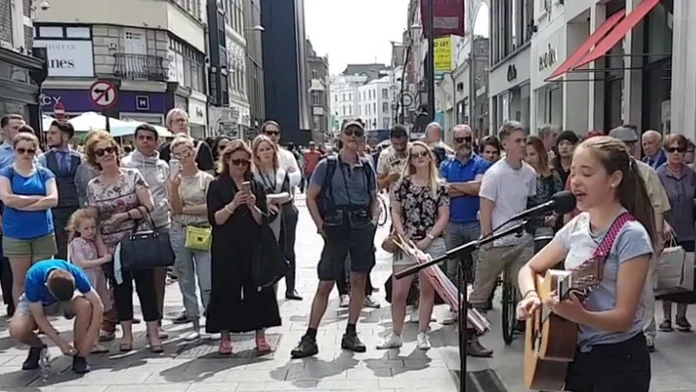 Len 11-ročné dievča začalo spievať v meste, takmer všetci skameneli