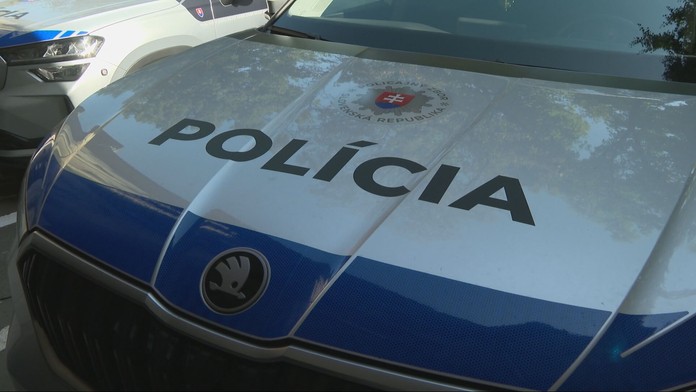 Pri Bánovciach nad Bebravou sa zrazilo osobné auto s nákladiakom. Na miesto vyslali všetky záchranné zložky