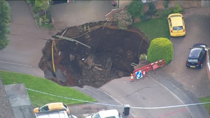 Diera v zemi je hlboká desať metrov a na priemer má 20 metrov