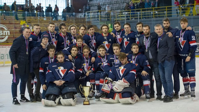 Dorastenci HC Slovan so striebornými medailami.