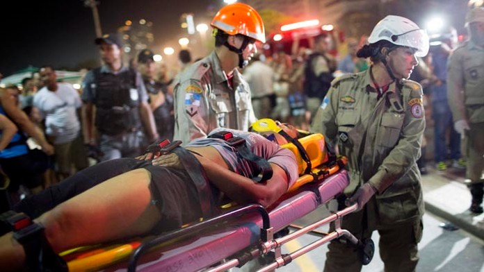 Na pláži Copacabana narazilo auto do ľudí.