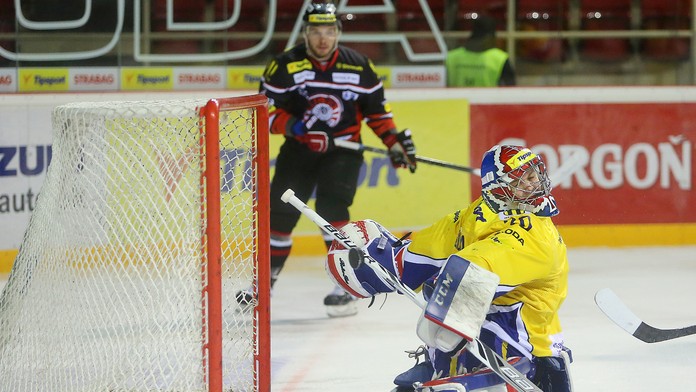 Nová posila Piešťan Denis Godla dostáva prvý gól v zápase Banská Bystrica - Piešťany.