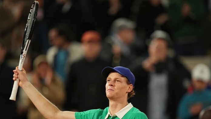 Roland Garros: Sinner potvrdil skvelú formu a stále je bez straty setu. Alcaraz postúpil do finále predčasne