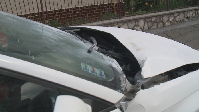 Auto zničené po explózii.