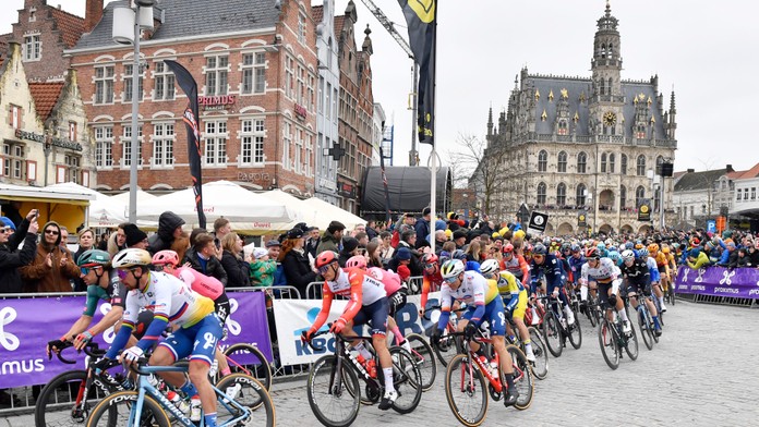 VIDEO: Zrútila sa takmer polovica pelotónu. Sagan si po hromadnom páde natrhol sval