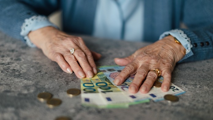 Dôchodkyňa z Trenčína zabalila celoživotné úspory do igelitky a vyhodila ich z balkóna. Presne podľa pokynov falošného vnuka