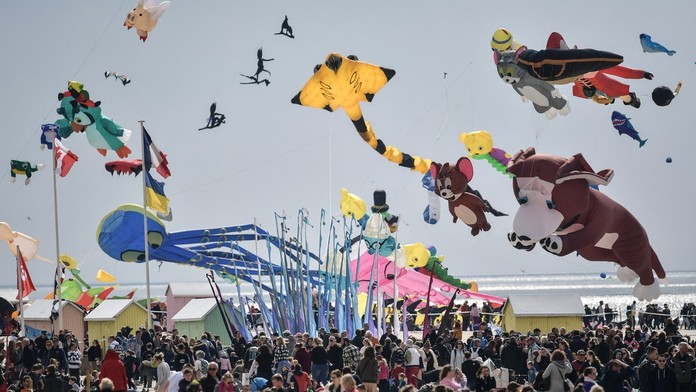 Ľudia so šarkanmi.