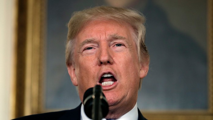 Kto je záhadný mladík po boku Tomia Okamuru?