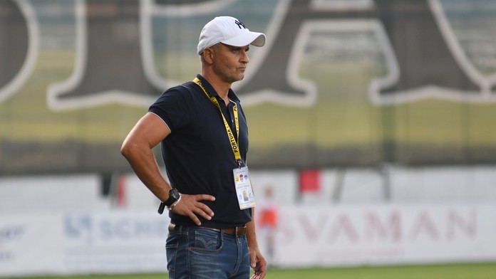 Tréner FC ViOn Zlaté Moravce Juraj Jarábek v zápase so Sereďou.