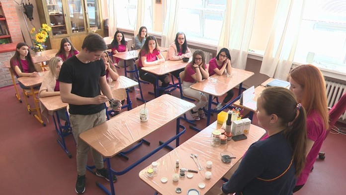 Študenti, ktorí sa učia vyrábať biokozmetiku.