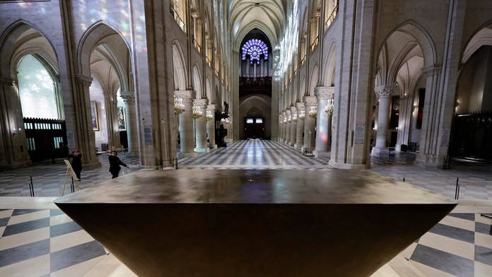 Oltár, ktorý navrhol francúzsky umelec a dizajnér Guillaume Bardet, sa nachádza v srdci katedrály Notre-Dame.