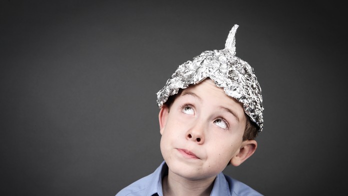 Chlapec čaká na mimozemšťanov.