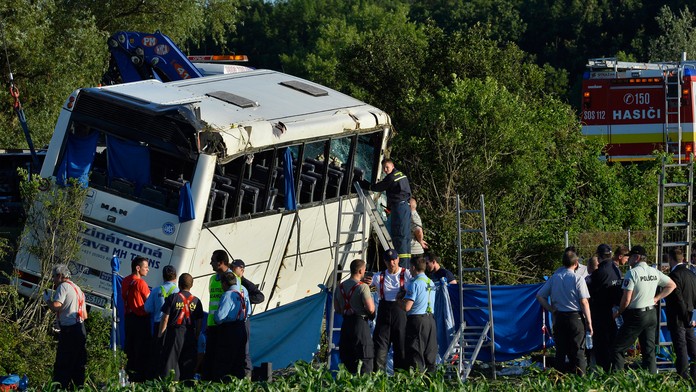 Havarovaný autobus s gymnazistami pri Piešťanoch.