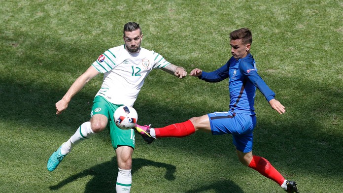 Francúz Antoine Griezmann v súboji o loptu s Írom Shaneom Duffym počas osemfinálového duelu.