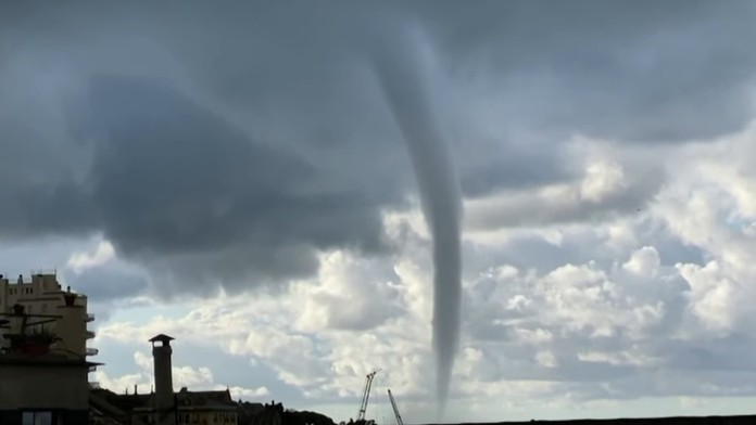 Alexander Ovečkin z Washingtonu oslavuje gól proti Floride.