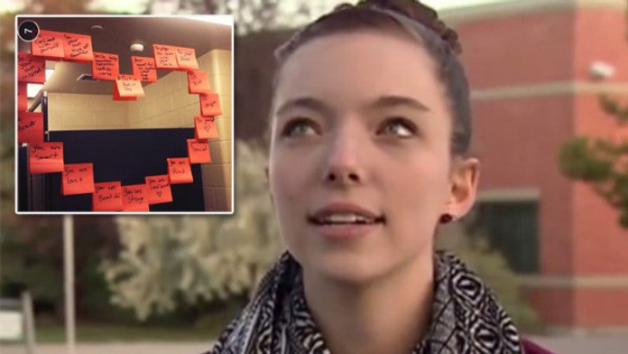 Dievča rozvešala papieriky.