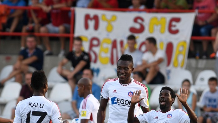 Futbalisti AS Trenčín oslavujú gól, ktorý do siete Senice poslal Ibrahim Rabiu (vpravo).