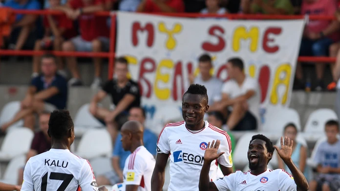 Futbalisti AS Trenčín oslavujú gól, ktorý do siete Senice poslal Ibrahim Rabiu (vpravo).