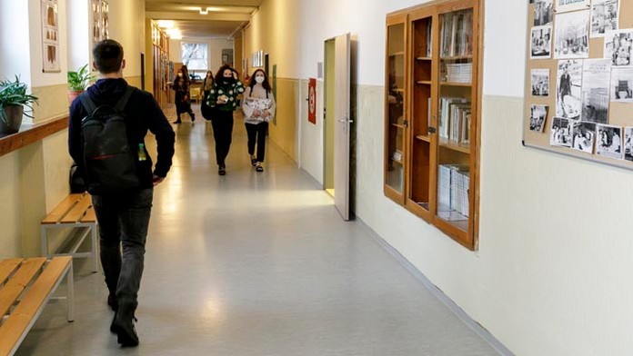 Študenti prichádzajú na Gymnázium Jána Papánka na Vazovovej ulici v Bratislave.