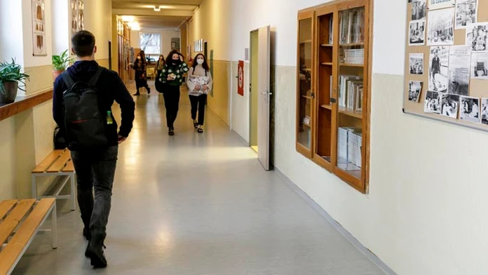 Študenti prichádzajú na Gymnázium Jána Papánka na Vazovovej ulici v Bratislave.